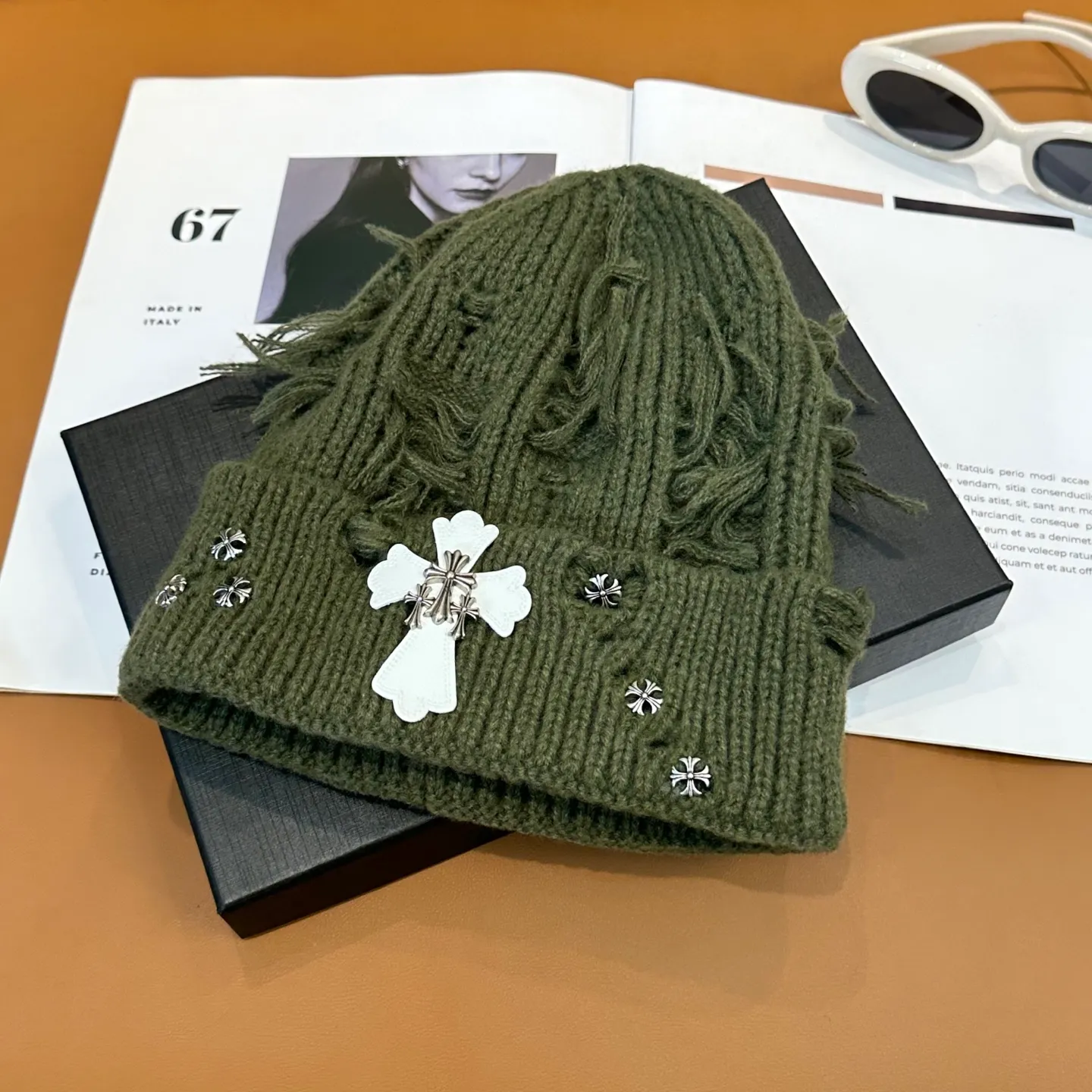 P70 🤍Chrome hearts new autumn and winter cross knitted hat🧶 One of the must-have hats in autumn and winter~ It really looks good on whoever wears it~, it is also a perfect match in black and white and gray in autumn~